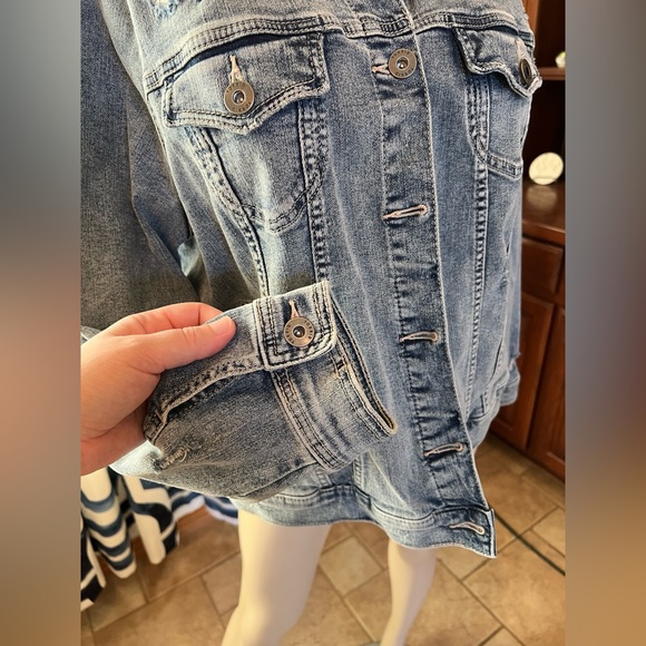 Torrid Distressed Jean Jacket NWOT Size 2 - Picture 10 of 14